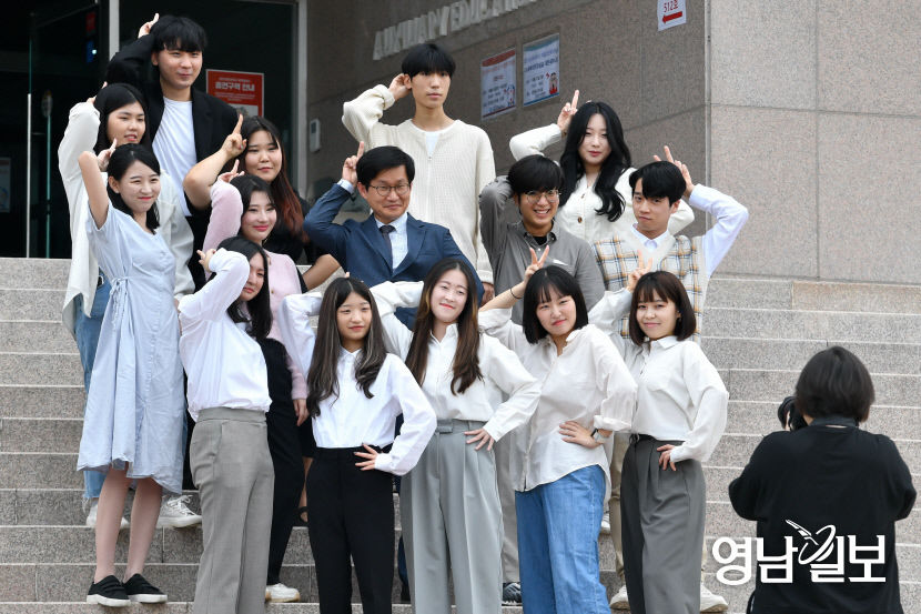 [포토뉴스] 익살스런 포즈로 졸업앨범 촬영하는 대학생들