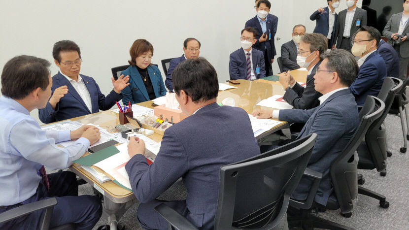 대구부시장·군위군수 등 국회 찾아 군위 대구편입 신공항특별법 협조 당부(종합)