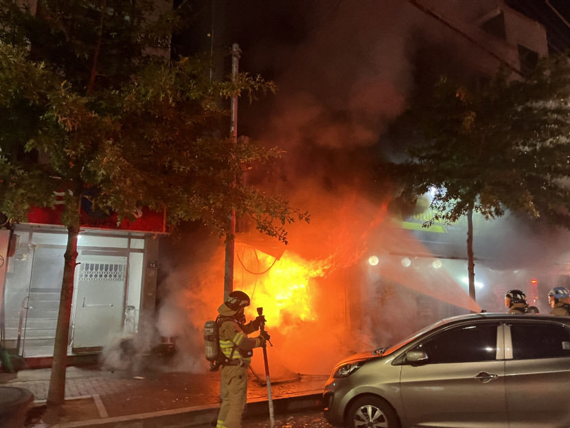 대구 달서구 한 자재창고 상점서 불…인명 피해 없어