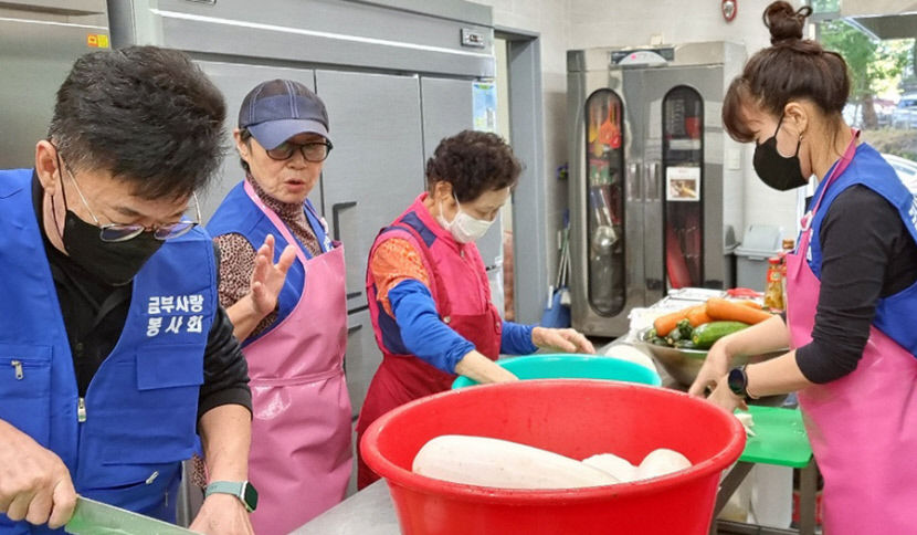 금부사랑봉사회, 대구 수성구 황금복지관서 배식 봉사