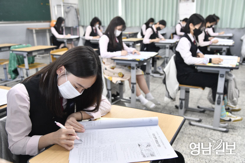 [포토뉴스] 수능 전 마지막 모의고사 치르는 대구 신명고 학생들