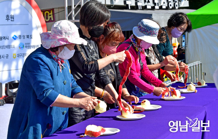 [포토뉴스]제15회 아줌마대축제 사과껍질 길게 깎기
