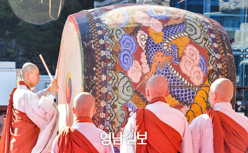 [포토뉴스] 동화사에 울려퍼진 법고 소리