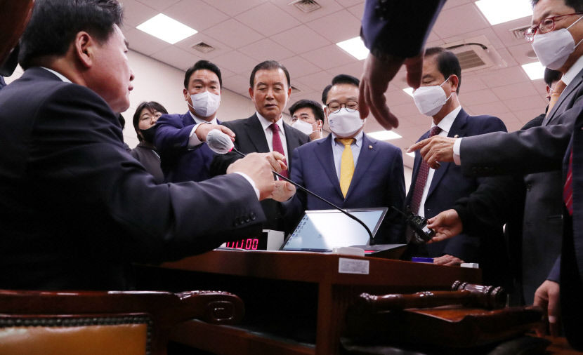 쌀 매입 의무화 양곡관리법 개정안, 野 주도 농해수위 통과…與 날치기 반발
