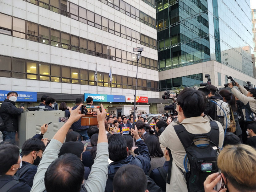 李 최측근 김용 체포·압수수색에 野 격앙…국정감사 중단 등 경색국면으로