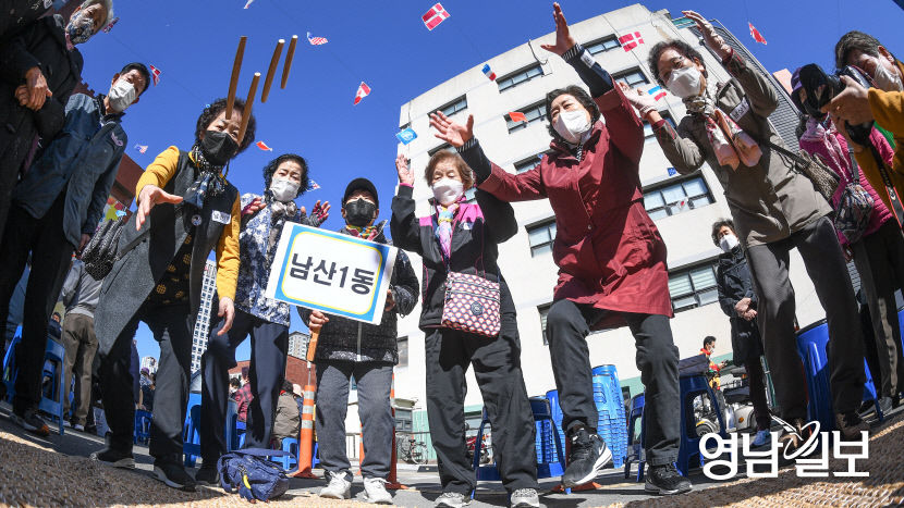 [포토뉴스] 경로당 연합 윷놀이 한마당 윷이야!