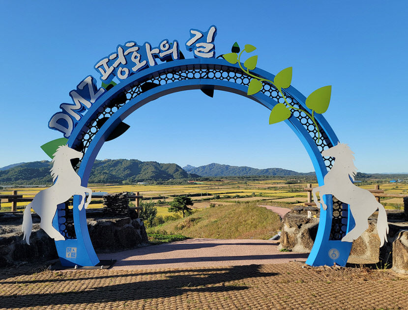 [김찬일의 방방곡곡/길을 걷다] 철원 백마고지~노동당사…백마고지서 산화한 국군 전사자 넋을 기리며…