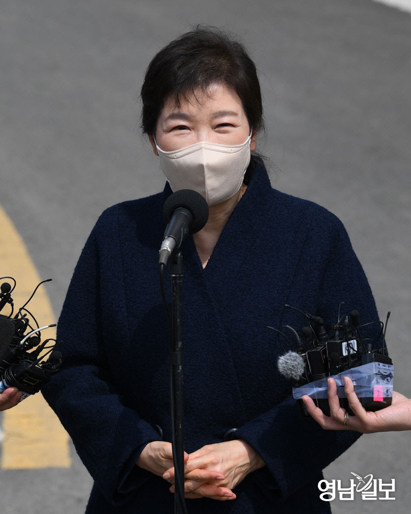朴 전 대통령, 박정희 전 대통령 서거 43주기 앞두고 묘소 참배