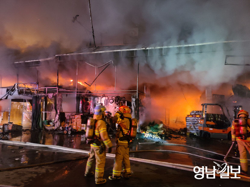 [포토뉴스] 대구 매천시장  대형화재...진화 나선 소방관