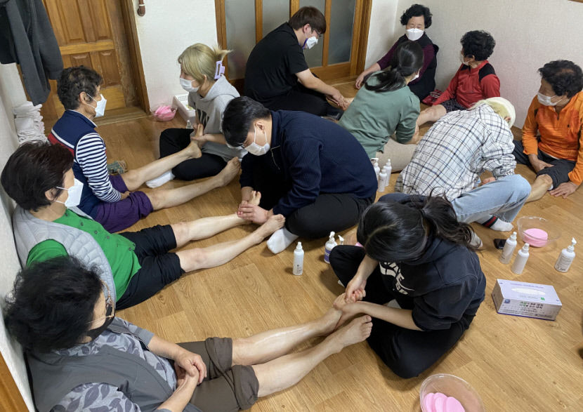 경북도립대 보건미용과 학생, 지역 경로당 방문해 어르신 손과 발 관리 자원봉사활동
