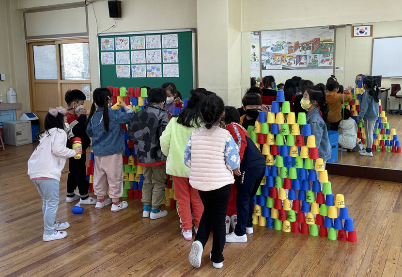 [우리 교실에는 배려도 넘쳐요]  학교 안팎으로 뛰놀며 배우는 어울림의 가치