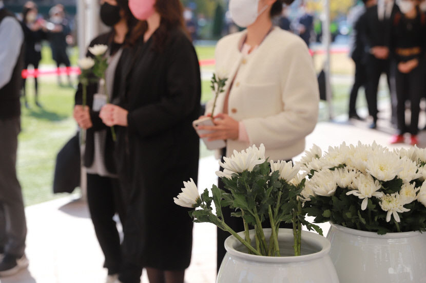 [이태원 참사] 애들아 미안하다 눈물의 서울광장 합동 분향소
