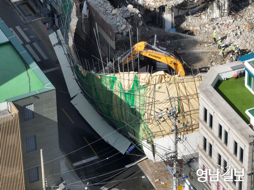 [포토뉴스] 대구 옛 동아백화점 철거현장 펜스 붕괴