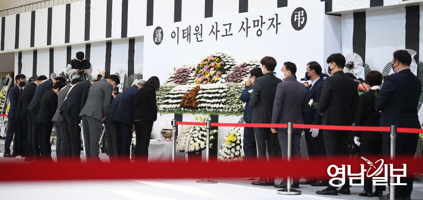[포토뉴스] 이태원 사고 사망자 합동분향소 찾은 시민들