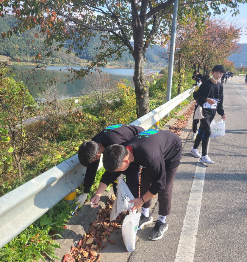 함창중, 경천섬에서 사제동행 플로깅으로 쓰레기 줍기 실천
