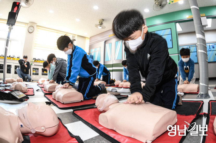 [포토뉴스] 생명을 살리는 힘, CPR 교육받는 초등생들