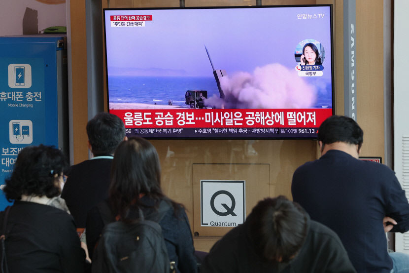 북한 3차례 무차별 미사일 발사, 100발 포병 사격도