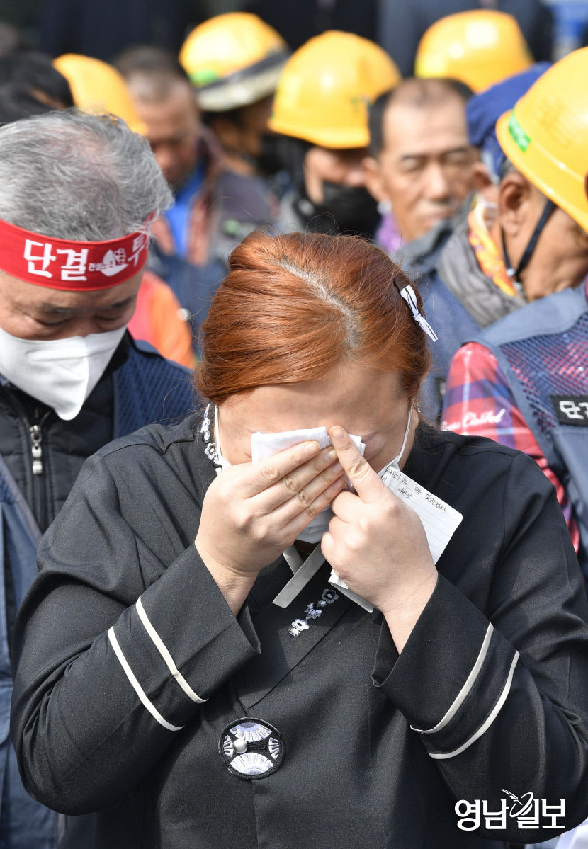[포토뉴스] 진상 조사 호소하며 눈물 흘리는 대구 두류동 추락사 유족