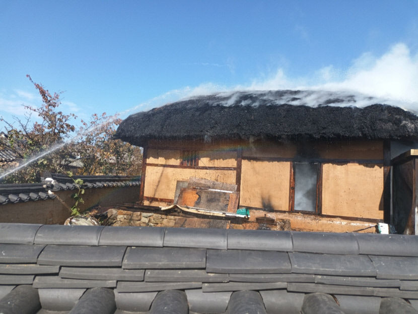하회마을 내 초가집서 불…바람·볏짚 엮인 구조 탓에 진화 난항