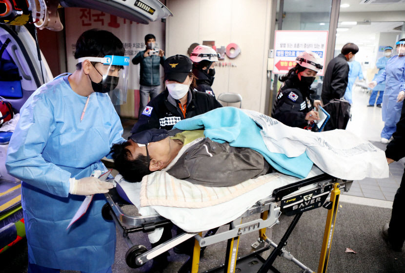 [포토뉴스]안동병원에 도착한 봉화 광산 매몰 고립자