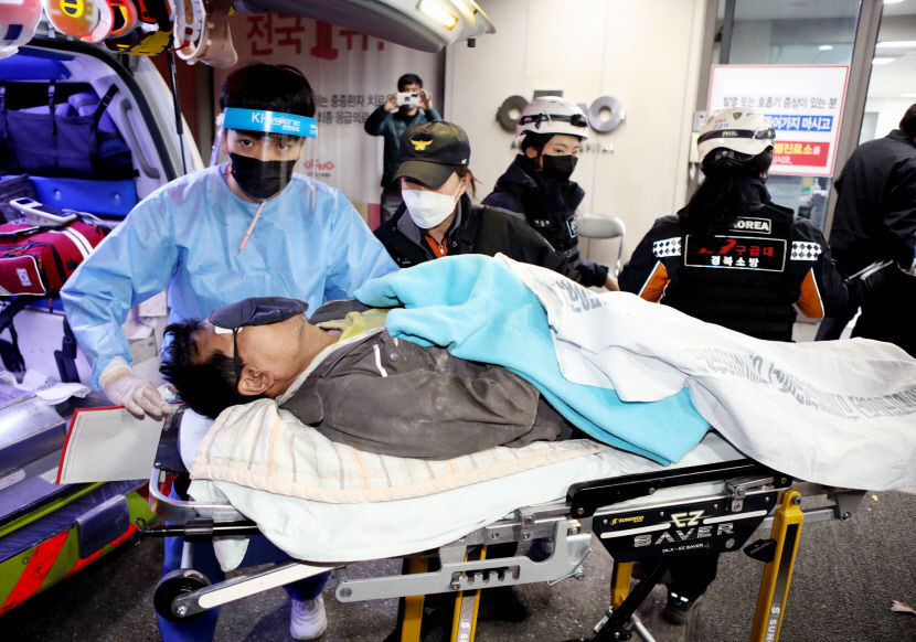 [포토뉴스]안동병원에 도착한 봉화 광산 매몰 고립자