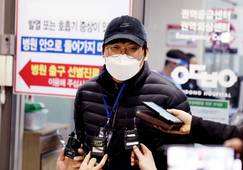 [포토뉴스]인터뷰하는 봉화 광산 매몰 작업반장 아들
