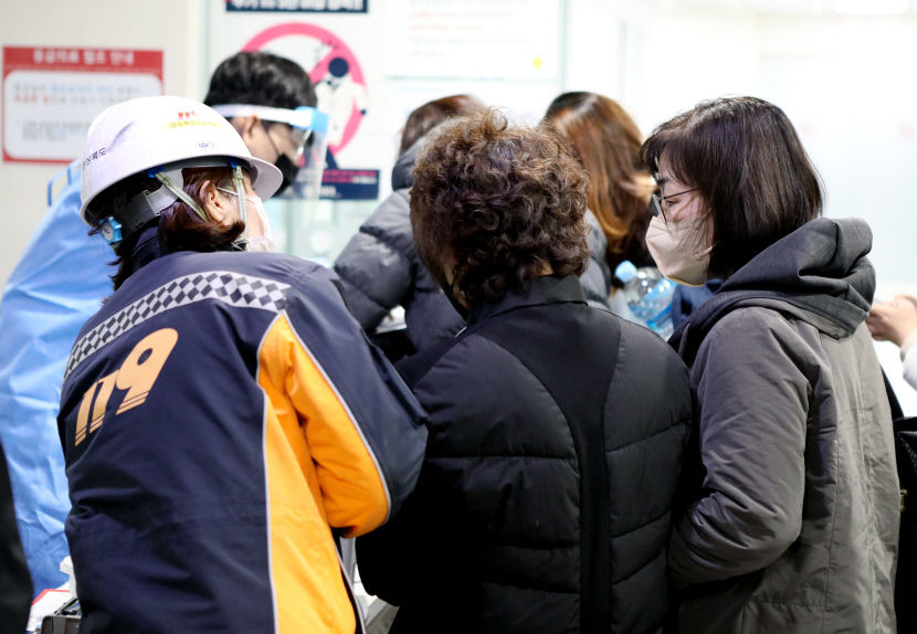 [포토뉴스]병원에 도착한 봉화 광산 매몰 고립자 가족들