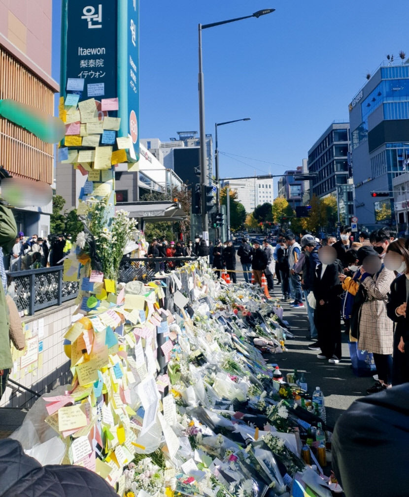 [르포] 일주일전 비극(이태원 참사), 함께 슬퍼했다...추모 발길 이어진 이태원역