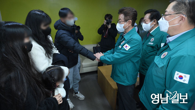[포토뉴스] 생환 광부 가족 만나는 이철우 경북도지사