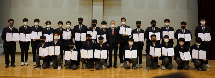 이상연 경한코리아대표, 모교 방문해 특강과 장학금 전달