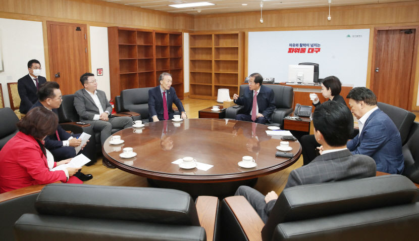 대구시의회 신공항 특위, 홍준표 시장과 간담회… 적극 지원할 것
