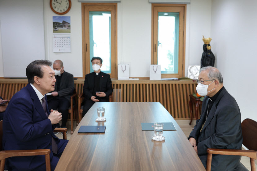 尹, 사흘째 종교계 경청행보 지속…김한길 국민통합위원장과 오찬도