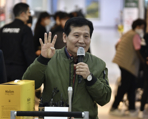 봉화의 기적 생환 광부, 퇴원…도와준 모든 분들께 감사