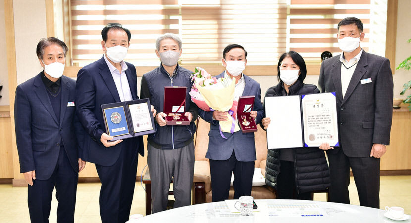 문경시, 6·25 전사자 김동수·인진영 유족에 무공훈장 전달