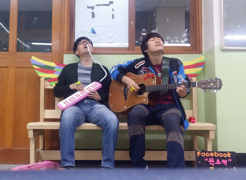 [동네뉴스] 음악이 좋아 만난 목요커 권경환, 김기윤 교사