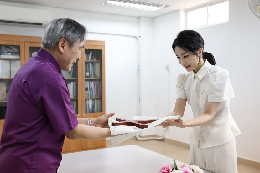 김건희 여사 선행 행보 놓고 여야 공방…與김정숙 보다 낫다 野 오드리 헵번 코스프레