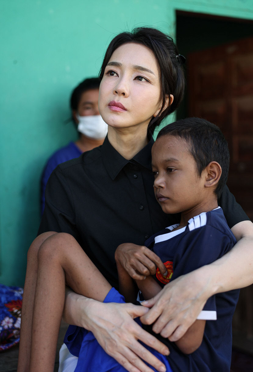 김건희 여사 선행 행보 놓고 여야 공방…與김정숙 보다 낫다 野 오드리 헵번 코스프레
