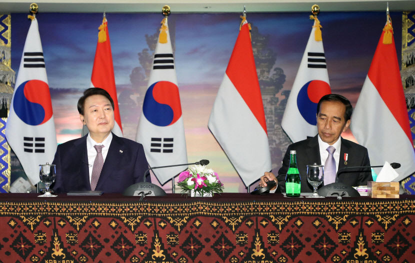 尹대통령, 인니 조코위 대통령과 환담…한국 기술-인니 자원, 최적 파트너