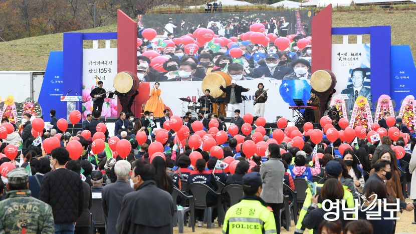 [포토뉴스] 박정희 대통령 105돌 기념행사, 북적이는 시민들
