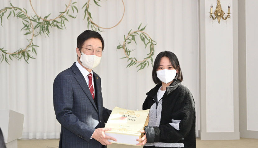 임종식 교육감, 포항서 수능 응시 울릉고 학생 격려