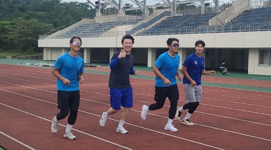 [박진만號 마무리 캠프 (6)] 지옥훈련 체험기...워밍업만 해도 땀 뻘뻘, 눈앞 팽팽…훈련 2시간만에 녹다운