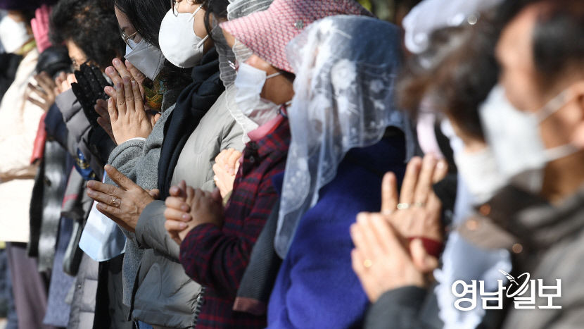 [포토뉴스] 수능시험 응원 위해 손 모은 신자들