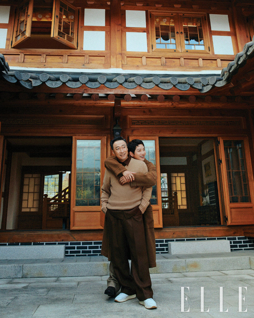 1116_엘르코리아_송중기이성민보도자료(1).jpg
