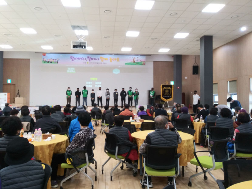 [동네뉴스] 젊고 예쁜 대학생들이 영정사진 찍어주고 공연도 해주니 올 겨울 따뜻