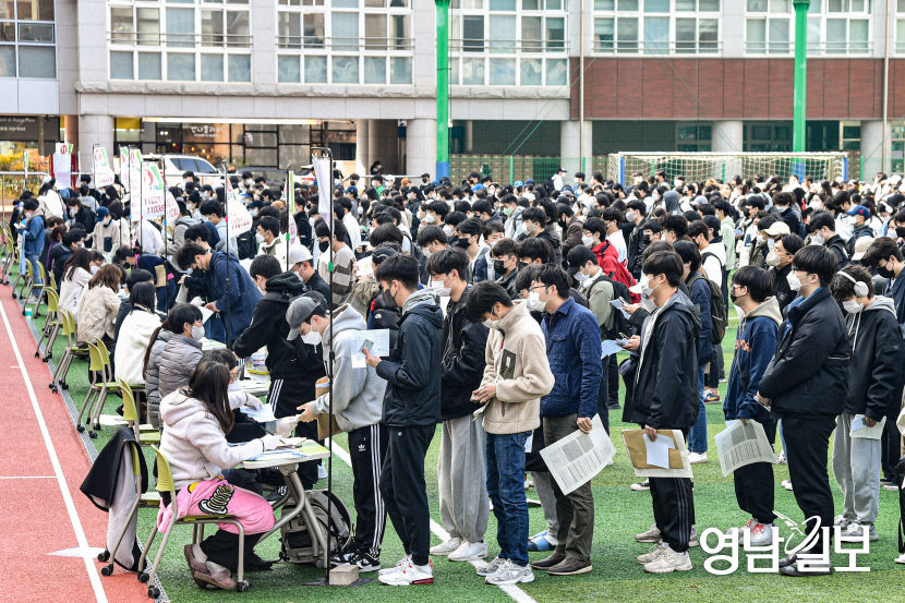[포토뉴스] 수능 수험표 배부 받는 수험생들