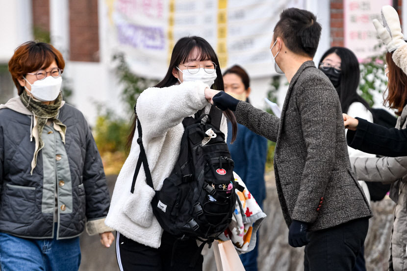 [포토뉴스] 수능 수험생 격려하는 가족과 선생님