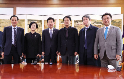 민주당 중진, 김진표 의장 만나 이태원 참사 국정조사 압박