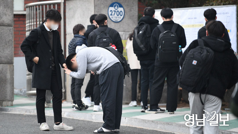 [포토뉴스] 수능 잘 치고 오겠습니다 인사하는 수험생