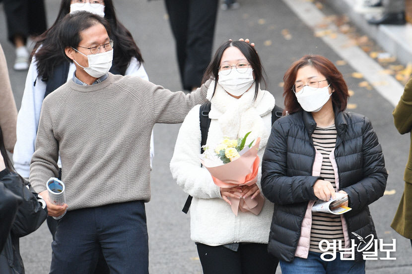 [포토뉴스] 잘했어 우리 딸 수험생 격려하는 학부모
