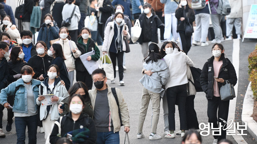 [포토뉴스] 수능 끝 고생했어 홀가분한 기분